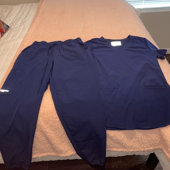 SCRUBS SET OF 4!! - Picture 10 of 14